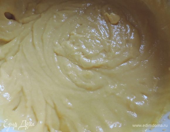 На фото примерно середина процесса взбивания. Масса становится немного жиже, воздушнее и светлеет.
