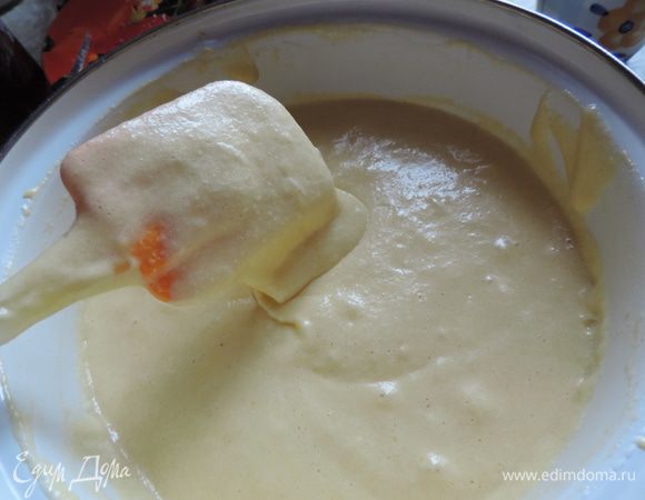 
Получаем очень воздушное тесто, которое лентой стекает с лопатки. Теперь добавляем в тесто растопленное и остывшее до комнатной температуры сливочное масло. Его льем тонкой струйкой вдоль стенок посудины. Перемешиваем аккуратно лопаткой. убедитесь, что масло равномерно распределилось по тесту, а не опустилось на дно.