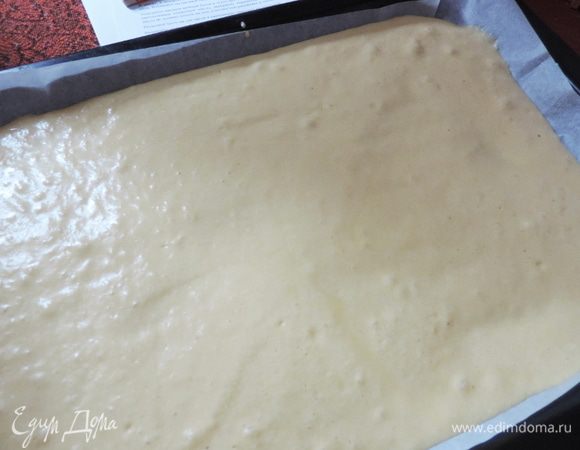 Для ускорения процесса я выпекала тесто сразу на двух противнях 28*38см, а затем вырезала 3 одинаковых прямоугольника. 