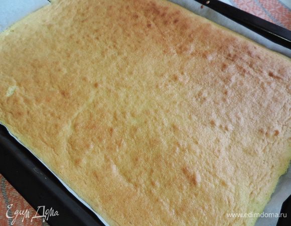 
Выпекаем коржи в разогретой до 220 градусов духовке 10-15 минут. Ориентируйтесь на свою духовку. Бисквит должен хорошо подрумяниться, верх не должен липнуть, а серединка бисквита - пружинить при нажатии. Бисквиты поднимаются совсем немного. Так и должно быть - не переживайте.