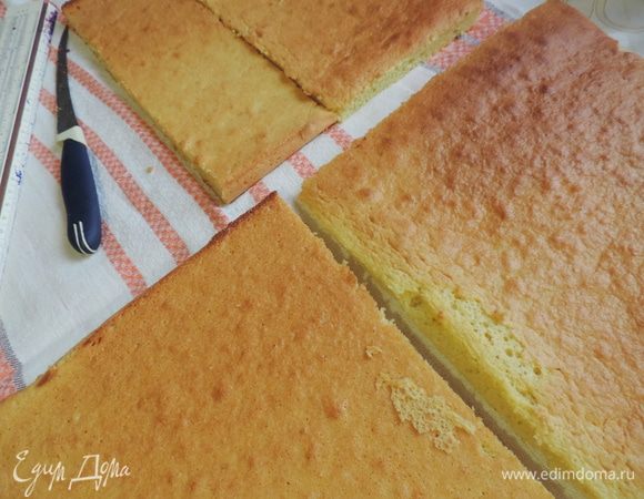 Когда бисквиты остынут, можно приниматься за выкройку. Подровняйте оба бисквитных коржа. чтоб ширина была одинаковой. Теперь измеряйте их суммарную длину. Поделите ее на три и получите искомую длину прямоугольника. Затем отрежьте от целых бисквитного коржа пласты с найденной длинной. Из оставшихся 2 обрезков можно сложить третий пласт.
Тут главное не спешить. Помните золотое правило: семь раз отмерь - один отрежь!
В моем случае получилось три пласта 21*25см.