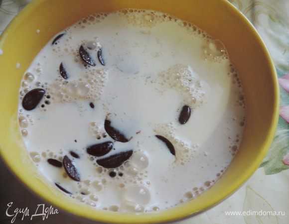 Пока бисквиты остывают, приготовим ганаш, ведь ему надо еще остыть в холодильнике. Сливки вскипятить, залить поломанный на кусочки шоколад. Дать постоять пару минут, перемешать до однородности.