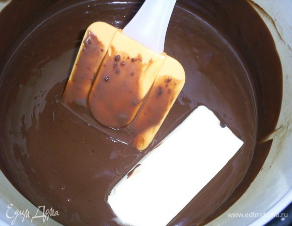 Затем добавить масло и мешать до его полного растворения. Убрать в холодильник, пока ганаш полностью не остынет и не застынет.