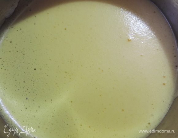 Тем временем взбиваем яйцо и желток до состояния светлой пены.