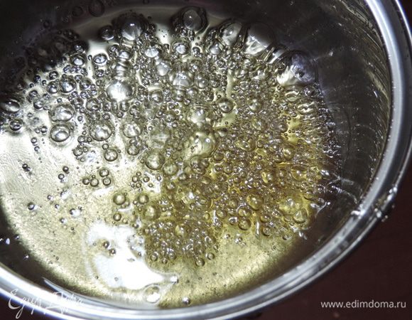 Тем временем примемся за крем. Два дела нам придется делать одновременно: варить карамельный сироп и взбивать яйца. Для сиропа смешиваем сахар и воду в небольшом ковшике (желательно с толстым дном), доводим до кипения и увариваем до температуры 124 градуса. Если термометра нет, то ориентируемся так. Если капельку сиропа капнуть в холодную воду, то из нее можно скатать шарик. Внешние признаки: сироп светло-желтый, пузыри крупные, лопаются медленно, но все равно проверяйте на шарик!