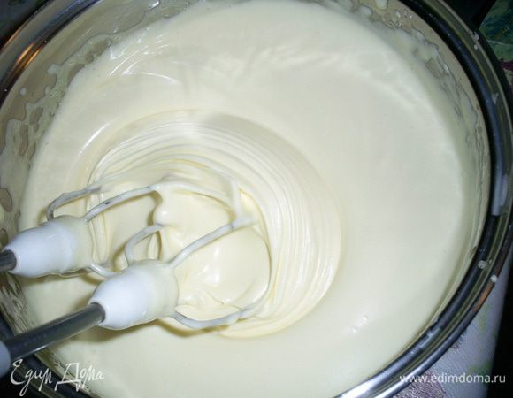  Как только карамель достигнет нужной температуры, сразу же тонкой струйкой начинаем ее вливать в яичную смесь, не прекращая взбивания. Масса меняется на глазах. Она становится светлой, шелковистой и очень сильно увеличивается в объеме. По консистенции похожа на сливки, взбитые до мягких пиков. Взбиваем яичную массу, пока она не остынет до комнатной температуры.