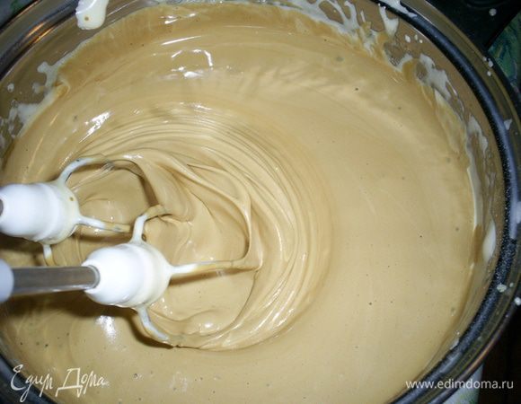 Теперь вливаем кофейный сироп, добавляем ванилин и взбиваем до получения однородной массы.