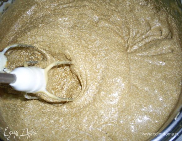 Не прекращая взбивания, добавляем сразу все размягченное масло. Масса становится неоднородной. Не волнуйтесь - все идет по плану)