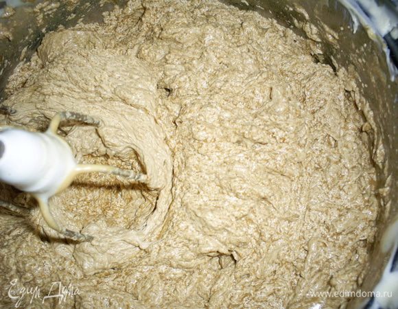 При дальнейшем взбивании крем меняется на глазах. Он становится похожим на расслоившийся крем, в котором много жидкости.