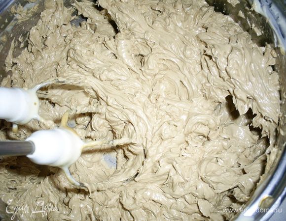 А дальше он чудесным образом преобразуется и становится обычным нежным и шелковистым кремом. Если он у вас так и не взбился до нормального состояния, а это зависит от качества масла - не переживайте. Я советую взять и размягчить 250г масла, но вначале добавить 200г по рецепту, если крем не взобьется - добавьте "резерв". Он взобьется как миленький) На этом этапе по желанию добавляем коньяк. Он внесет чудную нотку.