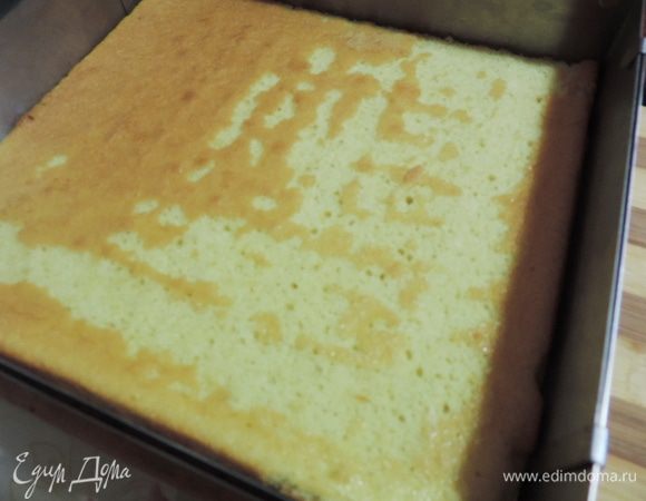 Торт советую собирать в кондитерской рамке, если такая у вас есть. Она очень облегчит работу. Ничего не потечет и торт не перекосится. Более того, не надо будет проводить финальные манипуляции с боками торта. 
Если ее нет - собрать торт просто так тоже возможно, первый раз я именно так и делала. Просто понадобится чуть больше аккуратности и терпения. 
Если рамка есть, заключаем в нее бисквит. Нет - соберем и так)