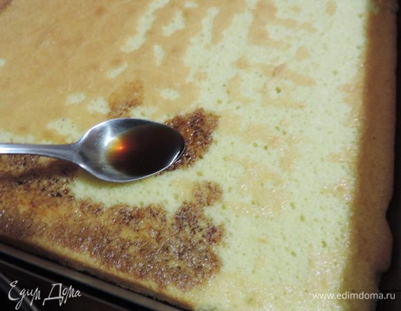 Итак первый пласт пропитываем заранее приготовленным сиропом, для которого сахар, воду и кофе доводим до кипения и даем остыть до комнатной температуры. На каждый пласт должно пойти примерно 3 ст.л. пропитки.