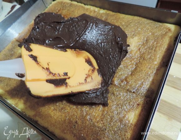 Далее идет половина масляного крема. Каждый слой старайтесь разравнивать как можно лучше. чтоб получить красивый разрез. Затем идет слой из половинок.. Выкладываем их впритык к друг другу. Пропитываем сиропом и наносим ганаш.