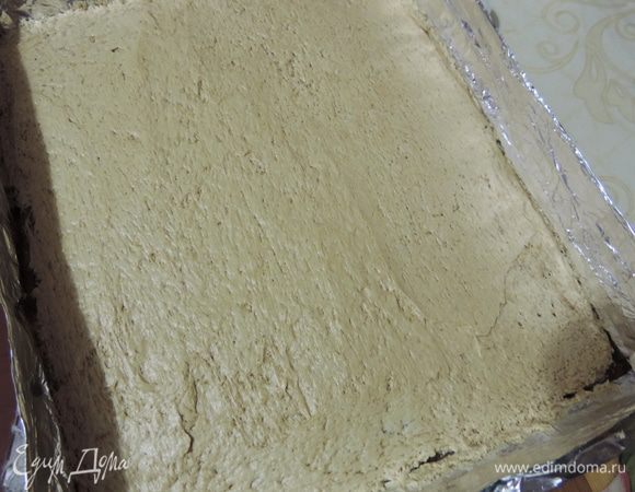 Далее бисквит, пропитка и верхний слой крема. Его надо разровнять как можно тщательнее. Высоты рамки мне не хватило на глазурь, пришлось нарастить бока фольгой. Теперь торт убираем минимум на час в холодильник. Крем должен хорошо застыть, чтоб глазурь его не расплавила.