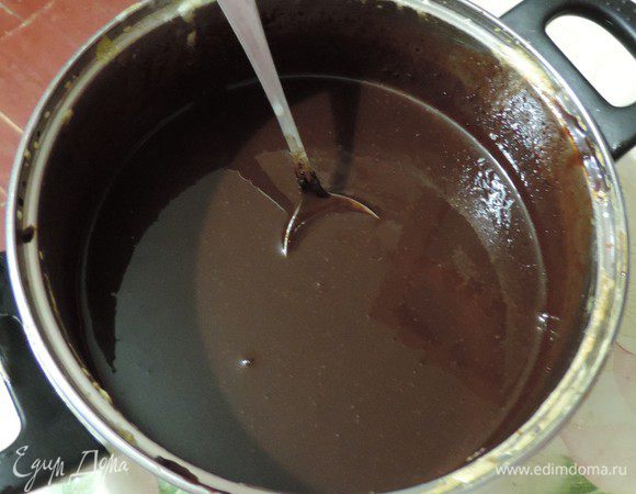 Тем временем займемся глазурью. Какао смешать с двумя столовыми ложками сахара и 50мл сливок из общего количества. Оставшиеся сливки вскипятить с оставшимся сахаром. Снять с огня. Соединить с шоколадной смесью, тщательно перемешать, чтоб не было комочков. Добавить поломанный на кусочки шоколад и заранее замоченный и распущенный на водяной бане желатин. Оставляем в емкости с холодной водой остывать до температуры ниже комнатной. Глазурь к этому моменту довольно загустеет.
Кстати, в нашем понимании это скорее вкуснейшее шоколадное желе, чем традиционная глазурь.