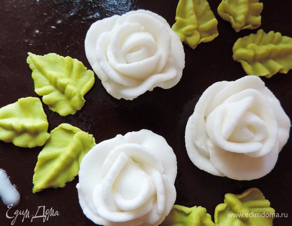 Как вы уже знаете, нам осталось только украсить торт надписью. Но в моем варианте он был подарочным и особо праздничным Пришлось отступить от оригинала. Я заранее сделала из айсинга розочки и листочки. Чтоб они не потекли на желе, я снизу их смазала тонким слоем растопленного белого шоколада.