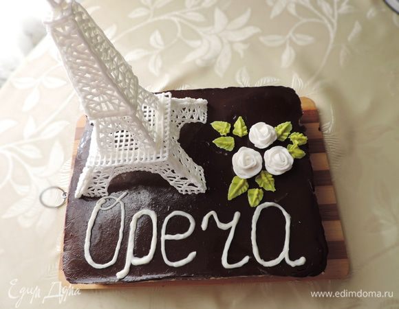 И водрузила на торт Эйфелеву башню из айсинга. Надо сказать, что она произвела фурор не меньший, чем сам торт)))