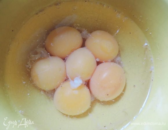 Нам понадобится для теста 6 белков. Желтки кладем в отдельную емкость, аккуратно заливаем водой и отправляем в холодильник. Там они спокойно могут провести 2 суток. 