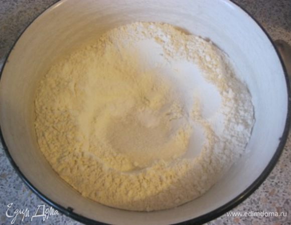 Муку просеять в миску, добавить сахар, соль и соду, перемешать.