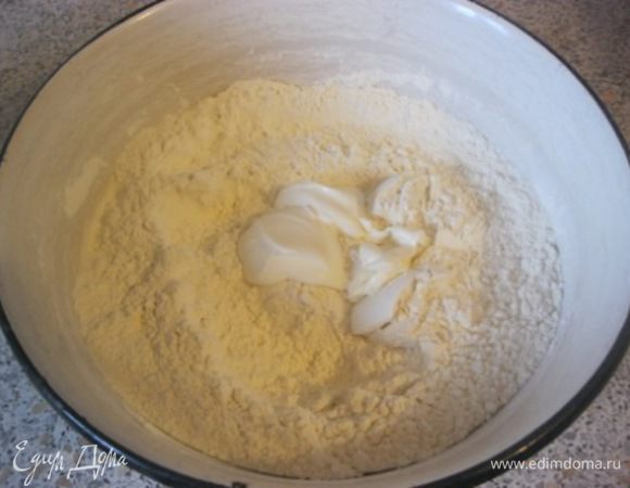 Добавить сметану ( или майонез), перемешать.