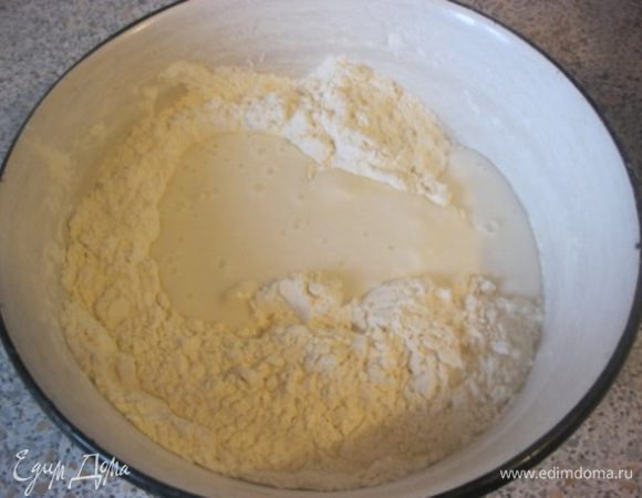 Влить кефир (комнатной температуры).