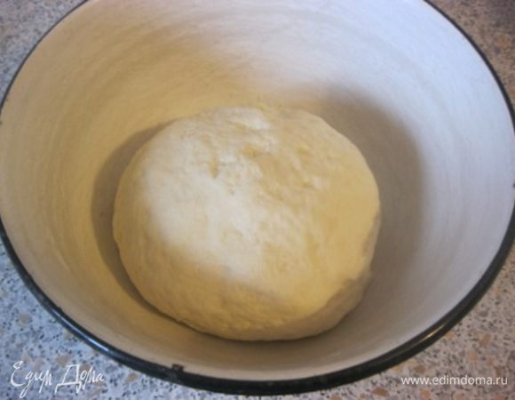Замесить мягкое, но липнущее к рукам, тесто.
Оставить в теплом месте, на 1.5-2 часа.