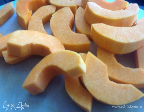 Тыкву помойте, разрежьте пополам, выньте семена, нарежьте дольками и очистите.