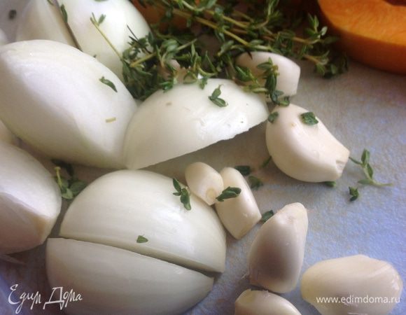 Головку чеснока разделите на зубчики (очищать не обязательно, но я очистила, т.к. чеснок был не молодым). Лук очистите разрежьте пополам или на четвертинки. Тимьян промойте, обсушите, отщипните листочки. Одну веточку отложите.