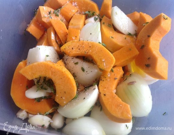 Тыкву, лук и чеснок смешайте с 2 ст. л. оливкового масла. Посолите и поперчите, добавьте листики тимьяна, и перемешайте так, чтобы масло равномерно покрывало тыкву.