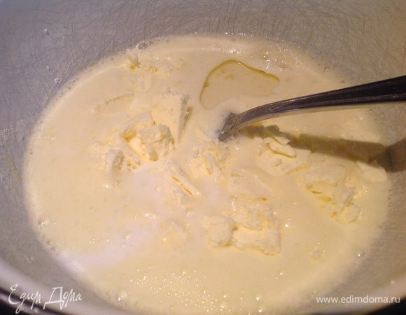 Добавьте молоко, сливочное масло (комнатной температуры) и растительное масло. Хорошо размешайте.