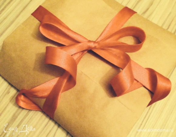 Разделить тесто на 4 части (у меня получилось 4 противня печенья по 16 штук). Каждую часть раскатать тонко, лучше делать это сразу на бумаге для выпекания скалкой, присыпая ее мукой (кстати, здесь можно использовать не пшеничную, а, например, гречневую муку - получится с характерным ароматом). Формочками или просто круглой рюмкой вырезать печенье.

Выпекать при 180 С не более 7 минут.

Можно присыпать сверху кунжутом или коричневым сахаром.

Дать остыть, упаковать в бумажные пакетики, перевязать ленточкой и угостить друзей!