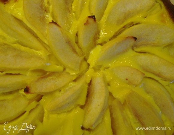 Взбить сметану с 3-мя яйцами, крахмалом, оставшимся сахаром и ванильным сахаром (его количество по вашему вкусу).
Вылить крем на полуготовый корж. Разложить груши как вам нравится.
Выпекать еще 30-35 минут. Готовый крем должен слегка труситься в серединке.
Дать полностью остыть в форме. (После чего его еще лучше охладить в холодильнике.)