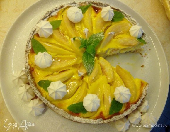 Украсить безе, разложив его на половинки груш, и листиками мяты.

*Можно все сначала разложить, а потом все вместе посыпать сахарной пудрой.
