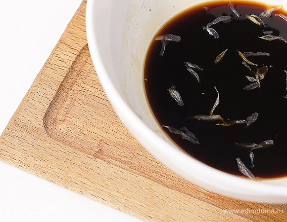 Для маринада смешиваем соевый соус, мёд и лимонный сок. 