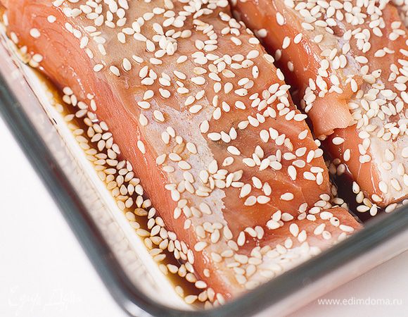 Выкладываем в форму для приготовления, заливаем приготовленным маринадом и посыпаем сверху кунжутом. Оставляем мариноваться на 20 минут.