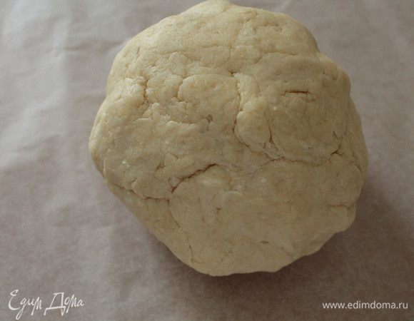 Муку смешать с разрыхлителем, просеять, растереть с охлажденным маргарином до состояния крошки, добавить сметану, соль, замесить тесто, завернуть его в пленку и поместить в холодильник.