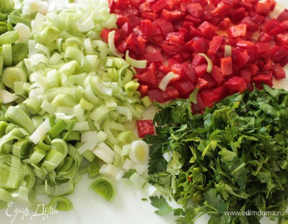Болгарский перец нарезать мелким кубиком,зелень петрушки нарезать мелко.Лук-порей нарезать кольцами.Обжарить его на растительном  масле в течении 2-3 минут,он должен слегка обмякнуть,остудить.