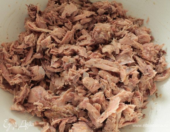 Консервированный в собственном соку тунец с помощью вилки разобрать на небольшие кусочки.Если в баночке есть жидкость,слить ее,мне попался практически без жидкости.Потребовалось две баночки весом по 175 грамм.