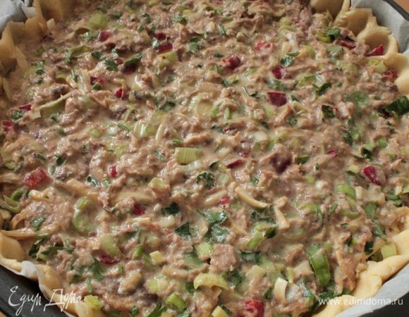 Тесто раскатать на бумаге для выпечки, перенести в форму для запекания, оформить бортик. Форма 22 см.Равномерно распределить начинку.