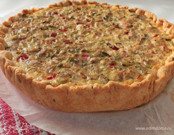 Выпекать при 180 градусах 45 минут,начинка должна схватиться,а тесто зарумяниться.Готовый пирог оставить в приоткрытой духовке минут на десять,затем достать и остудить на решетке.Приятного вам аппетита!