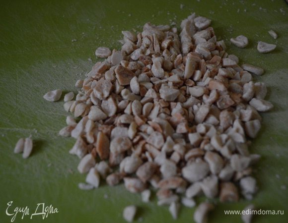 Фундук подрумянить в духовке или на сковородке, переложить в тканевый мешочек, потереть мешок между ладоней- вся шкурка ореха сползет сама. Можно конечно купить чищенный, но фундук в Москве чаще в пленках. Со спокойной душой можно его заменить на кешью, проверено -вкус не страдает, и дело упрощается до простой обжарка орехов.