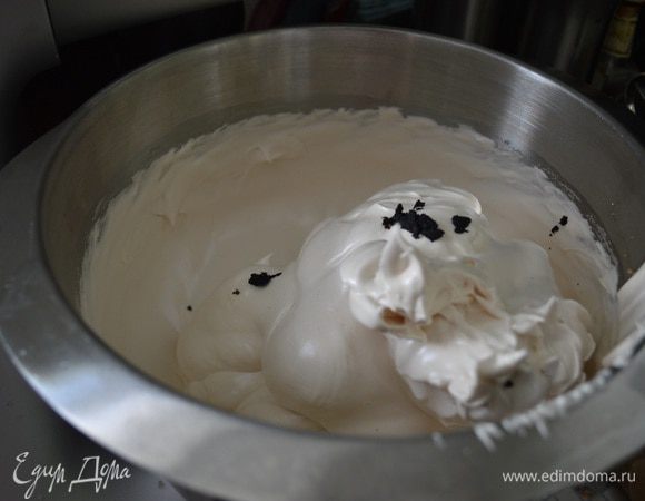 Взбиваем белки, постепенно вводим сахар (не пудру, а сахар в идеале мелкий, но можно и обычный, тогда чуть помедленнее вводить) ну все знают , что венчик и посуду, в которой взбиваем, сначала присыпаем солью и протираем салфеткой, смоченной в уксусе. А в середине взбивания добавляем несколько капель лимонного сока, тогда ваши коржи-безе получаться идеальными. Можно в белки добавить семена стручка ванили, если есть, тогда разумеется, в ореховой смеси можно использовать тоже количество обычного сахара, а не ванильного.