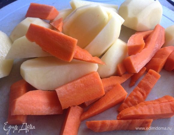 Морковь и картофель очистите и нарежьте ломтиками. Переложите в миску...