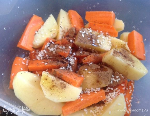 посолите, поперчите, приправьте мускатным орехом, добавьте масло и кунжут. Хорошо перемешайте.