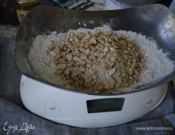 Пока взбиваются белки, делаем ореховую смесь из мелко рубленных обжаренных орехов (оставить часть на обсыпку) 40 г ванильного сахара и 40 г муки. Вводим эту смесь аккуратно во взбитые до твердых пиков белки.