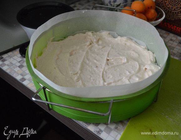 Выстилаем противень бумагой на которой с обратной стороны для меткости глаза можно начертить круги карандашом, можно и так, если у вас свой глазомер хороший. Выкладываем две-три круглые лепешки, разравниванием. Мне проще спиралькой выдавить круги из кондитерского мешка, спиралька во время запекания сливается и коржи получаются очень ровными. Или делаем бумажное дно и бортики в разъёмную или силиконовую форму и также выкладываем порцию нашей массы. Количество коржей зависит от диаметра, толщина сырой лепешки должна быть около 1.5-2 см. Выпекаем 20 минут при 170 градусах. Затем 140-150 коло 1час 45 мин, далее даем часок минимум остыть с приоткрытой дверцей духовки, в идеале ночь пусть сохнет ( но у меня были и экстренные ситуации, вытаскивала и сразу после запекания, быстро остужала и смазывала кремом, вкусно, но сами коржи немножко недосушенные)