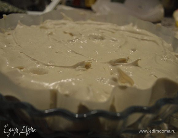 Самый лучший вариант - дать остыть в духовке ночь, утром переложить на решетку вверх бумагой, и отодрать бумагу уже непосредственно перед смазыванием кремом. Да кстати, такую заготовку с коржами можно до 4-5 дней в коробке в шкафу держать.