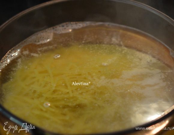 Отварить пасту, как сказано на упаковке, в соленой воде.