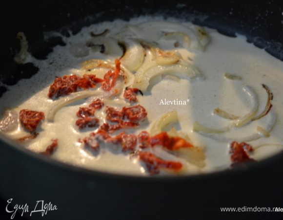 Обжарить лук на оливковом масле 2–3 минуты, затем добавить нарубленный мелко чеснок и готовить 1 минуту. Затем добавить не густые сливки 250 мл, вяленые томаты нарезанные.