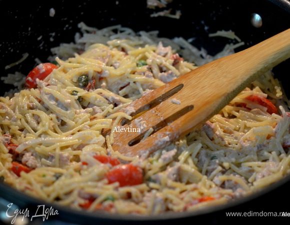 Добавим тунец, зеленый горошек, черри томаты, нарезанные напополам, приготовленную пасту и перемешаем, каперсы.